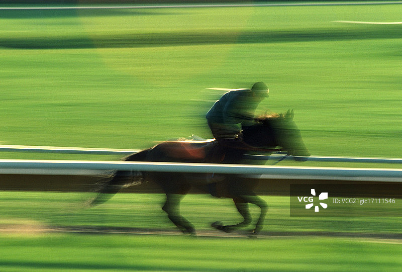 赛道上训练赛马的骑师图片素材