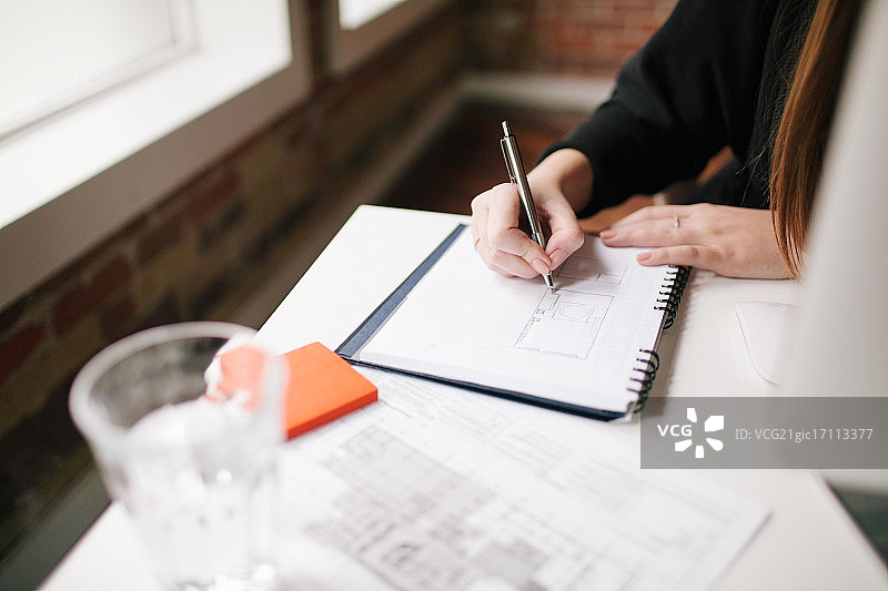 写笔记本的女人图片素材