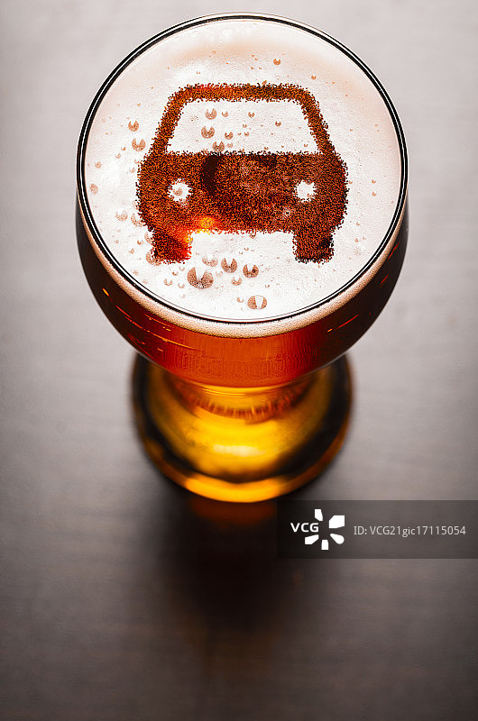 桌上的拉格啤酒图片素材