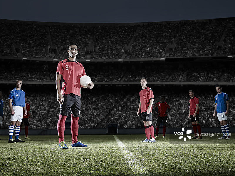 足球运动员在球场上持球图片素材