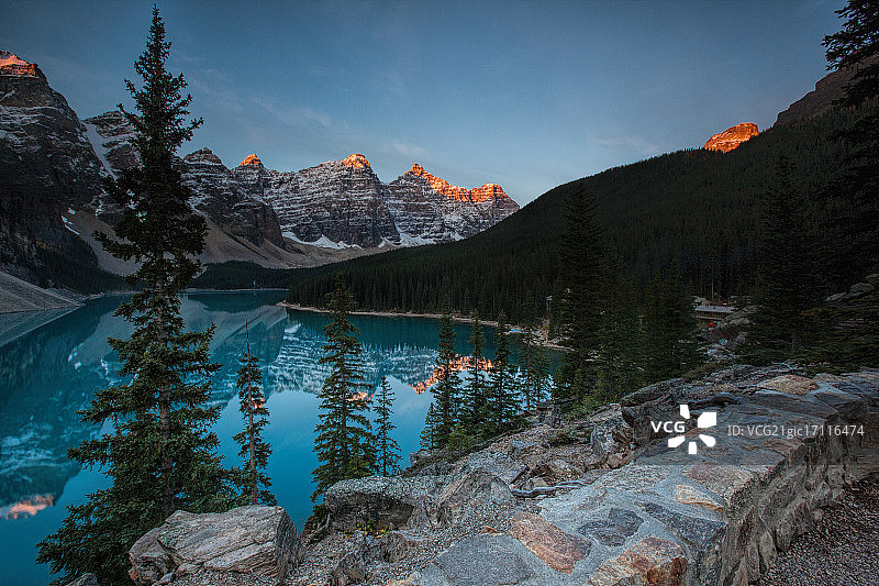 加拿大艾伯塔省班夫国家公园的梦莲湖图片素材