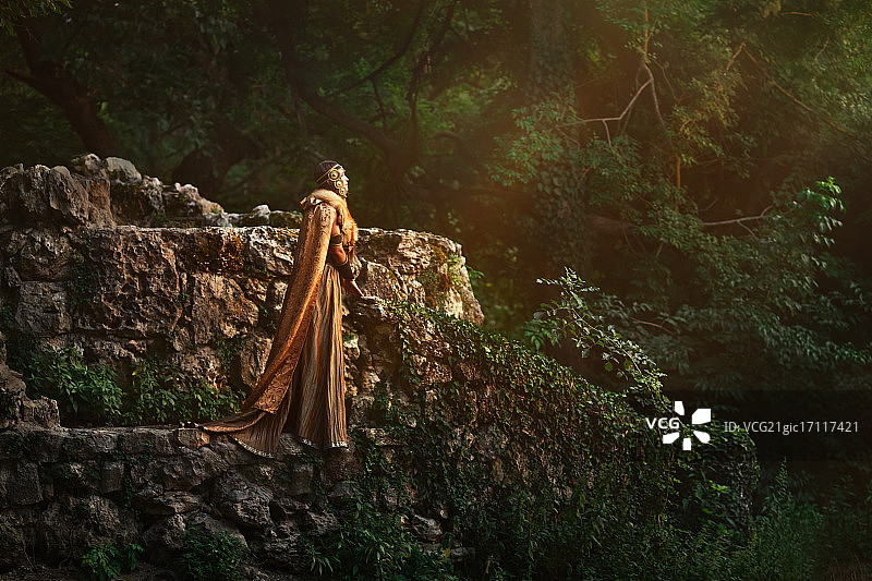 身处茂密森林中的斯堪的纳维亚富家女孩。中世纪故事图片素材