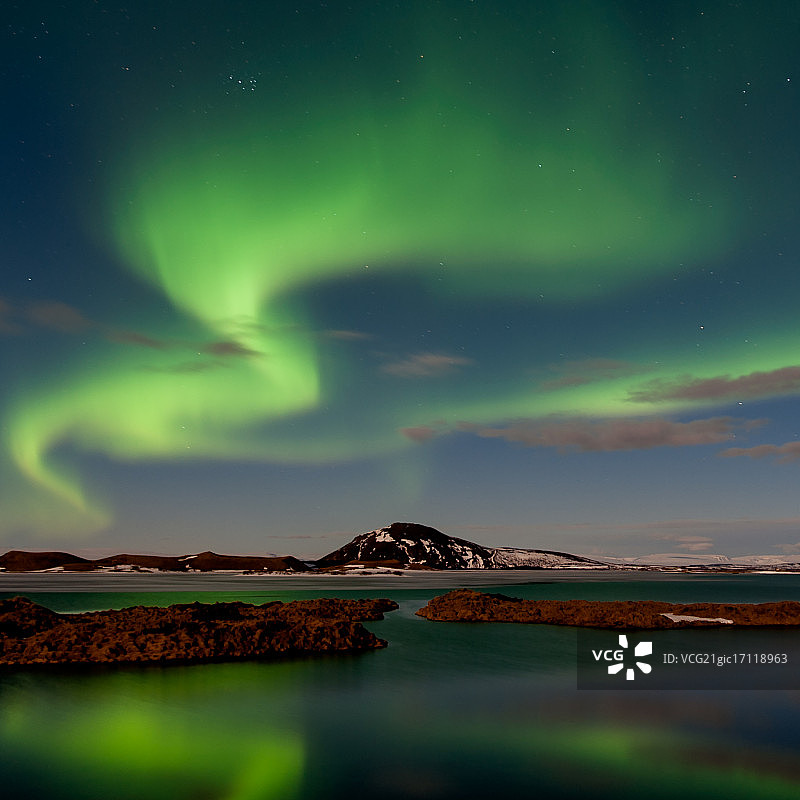 米湖上空的北极光图片素材
