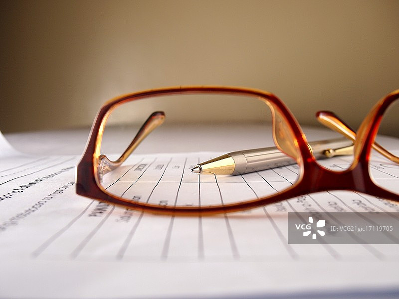 眼镜、笔和纸图片素材