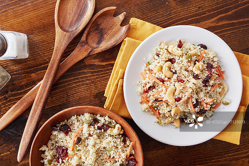 含有坚果、种子、蔓越莓和胡萝卜的古斯米冷沙拉图片素材