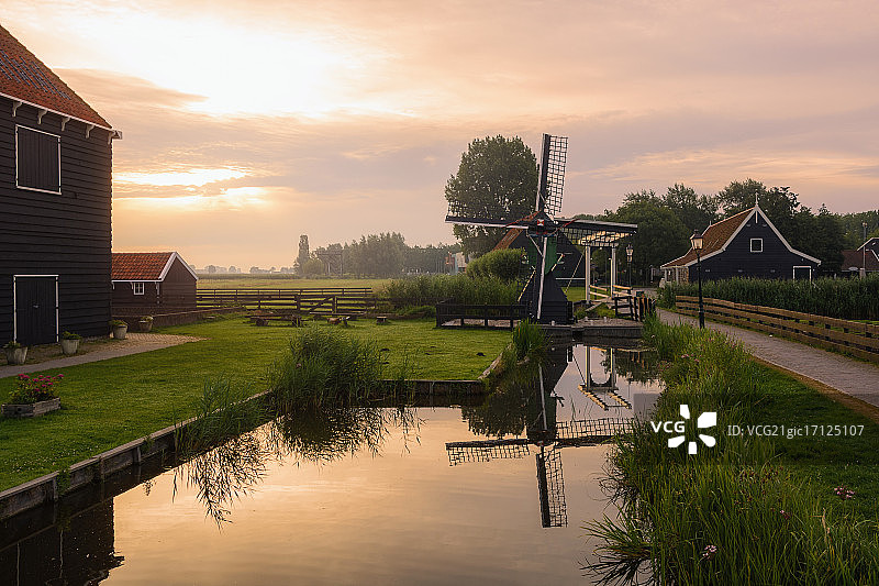 赞斯安斯风车村的清晨图片素材