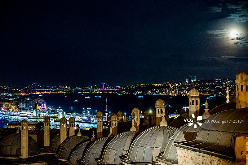 满月下的伊斯坦布尔图片素材