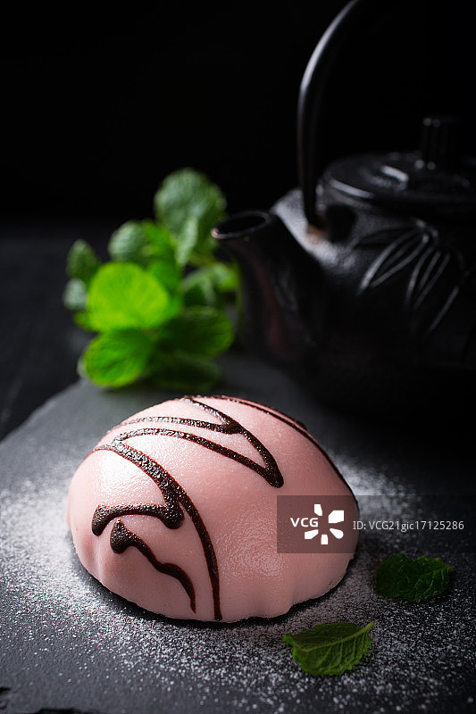 粉色釉面慕斯蛋糕图片素材