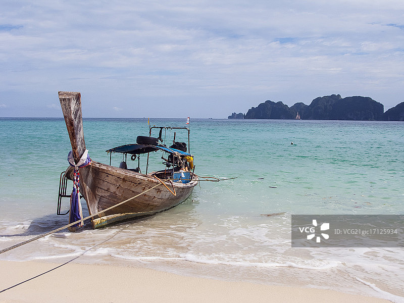 泰国皮皮岛海滩上的船只图片素材