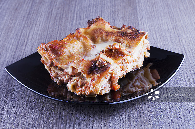 黑盘子里的千层面图片素材