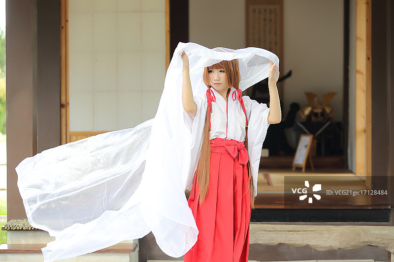 身穿传统服饰的日本女子图片素材