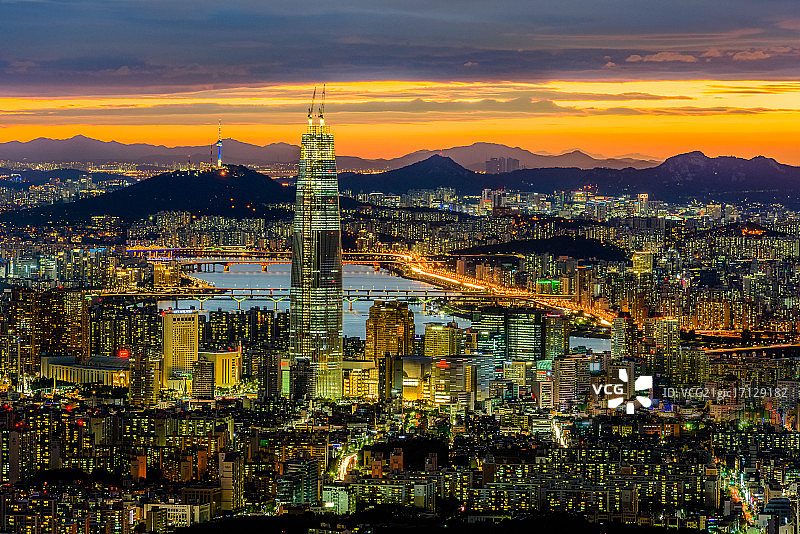 日落时分的城市夜景鸟瞰图片素材