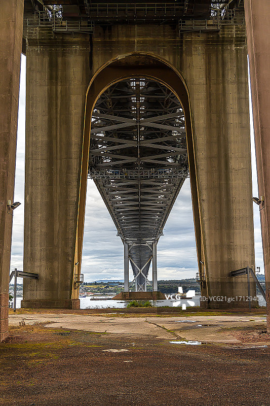 面向南方的福斯公路桥下图片素材