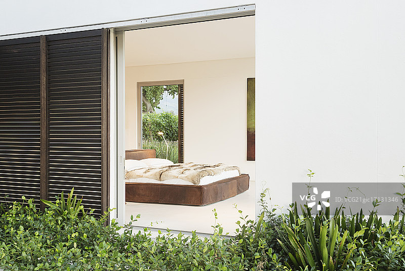 通往现代卧室的木制百叶窗和推拉门图片素材