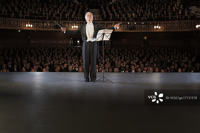 在剧院舞台上表演的指挥图片素材