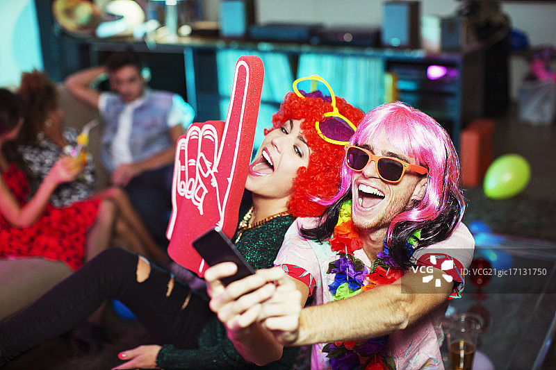 情侣在派对上穿着节日服装图片素材