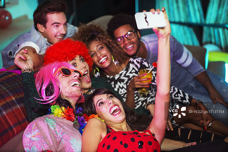 朋友们在聚会沙发上拍照图片素材