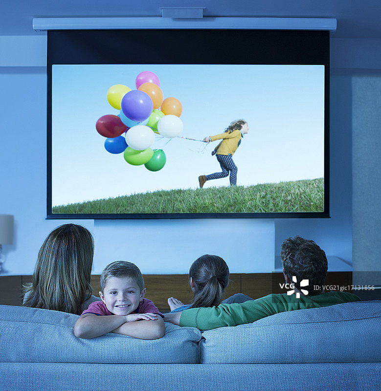 家人在客厅观看电视图片素材