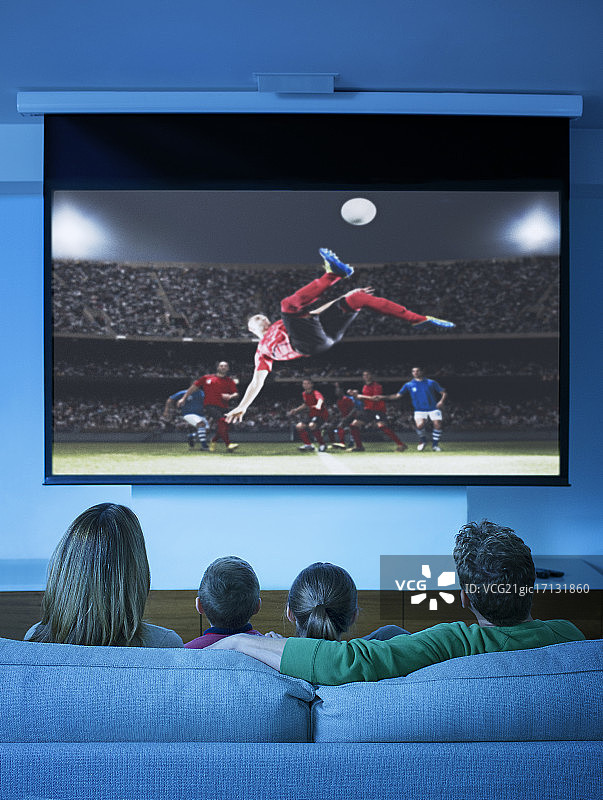 家人在客厅观看电视图片素材