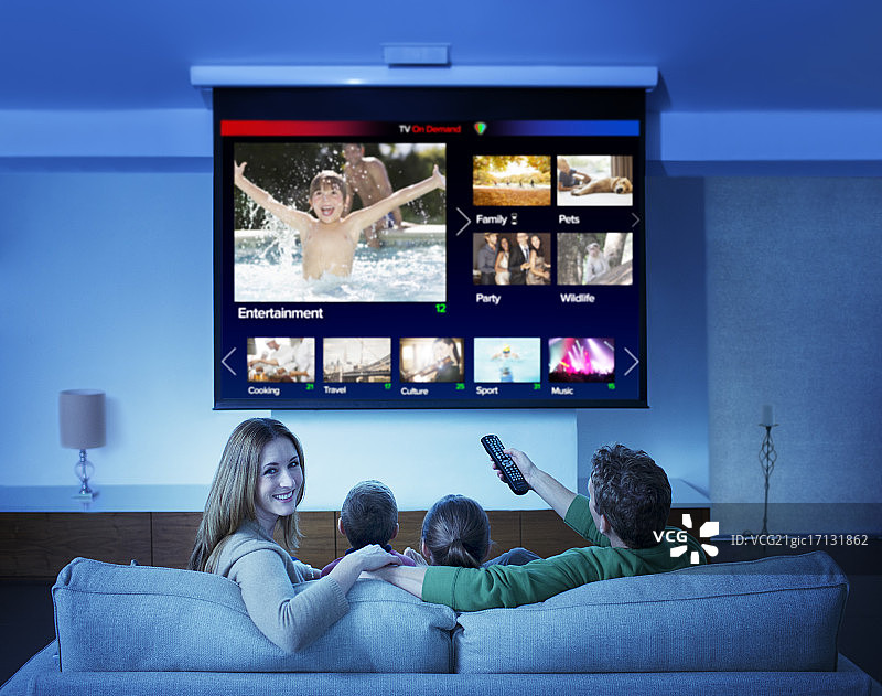 家人在客厅观看电视图片素材