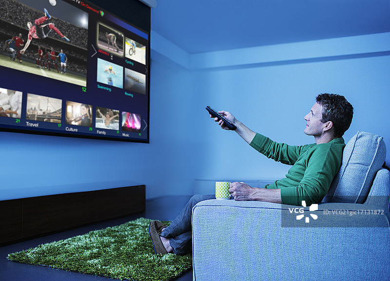 男人在客厅看电视图片素材