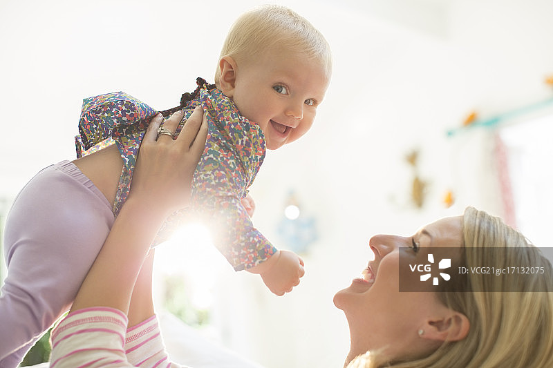母亲和女婴玩耍图片素材