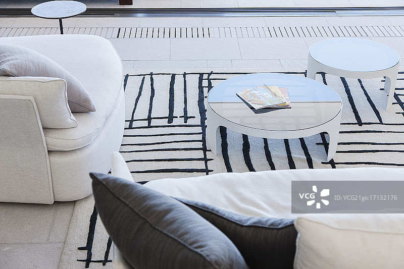 现代客厅中的沙发和咖啡桌图片素材