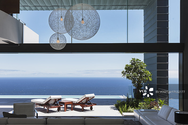 俯瞰海洋的阳台上的躺椅图片素材