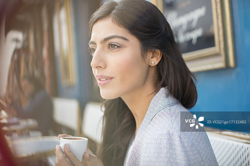 在路边咖啡馆喝浓缩咖啡的女人图片素材