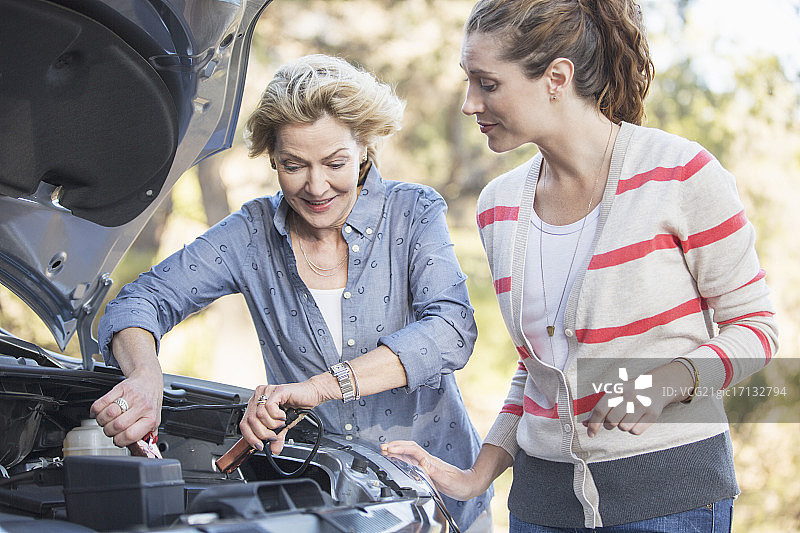 母女启动汽车图片素材