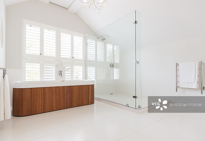 现代浴室中的浴缸和淋浴图片素材