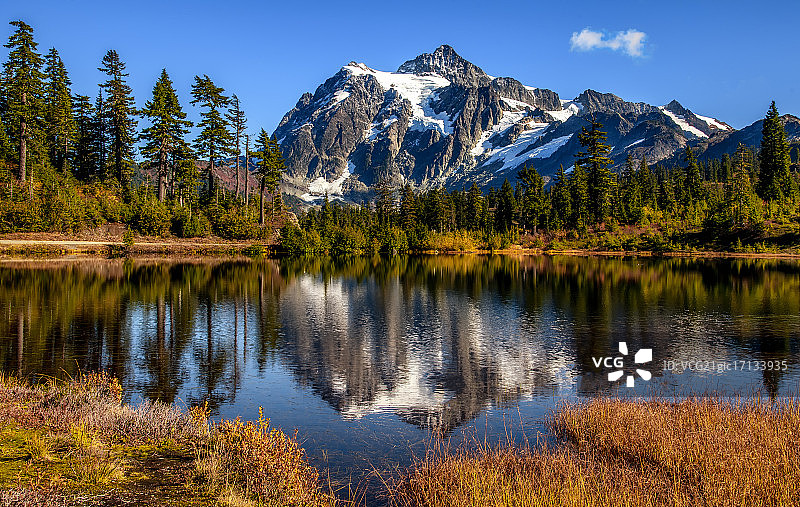 舒克桑山倒影湖风光图片素材