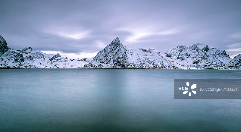 挪威罗弗敦群岛的高山湖泊图片素材