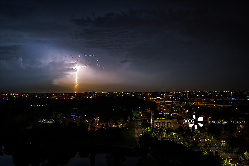 夜晚照亮的建筑物图片素材