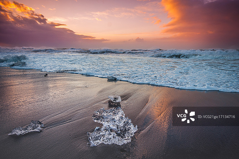 冰岛杰古沙龙湖的火烧云图片素材