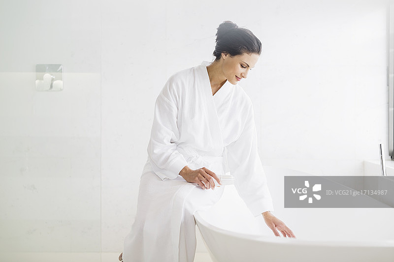 穿着浴袍准备洗澡的女人图片素材