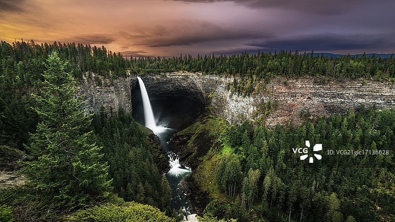 清晨的Helmken瀑布图片素材