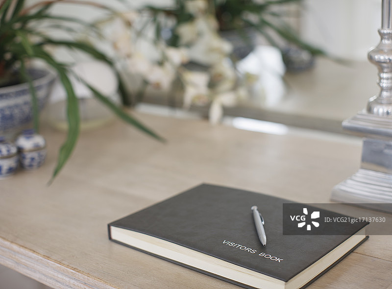 住宿加早餐旅馆桌子上的访客留言簿图片素材