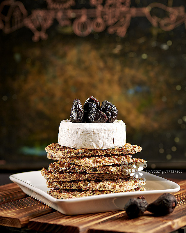 放在饼干上的布里奶酪图片素材