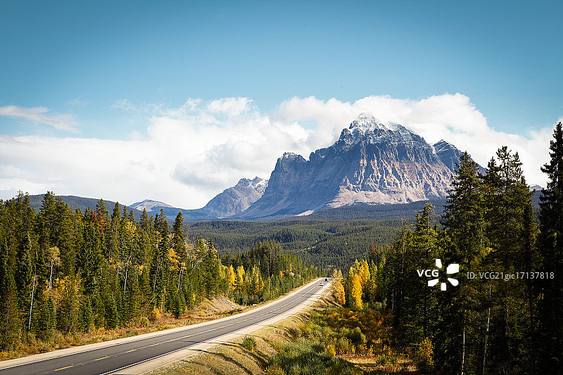 通往加拿大艾伯塔省科克斯林山的公路图片素材