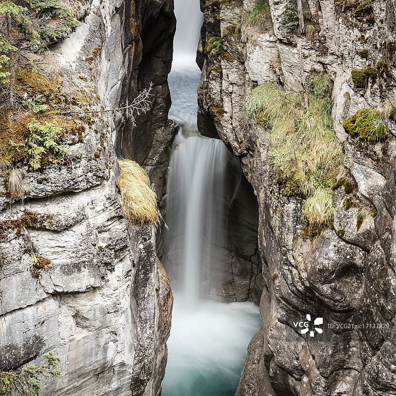 加拿大艾伯塔省岩石间的瀑布图片素材