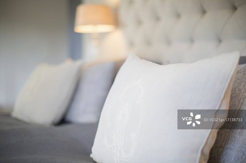 豪华卧室床上的枕头图片素材