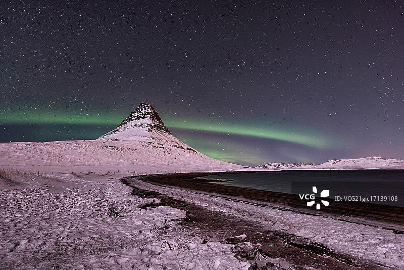 冰岛冬季的教会山图片素材