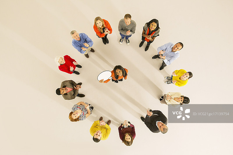 拿着圆形思考泡泡的女人图片素材