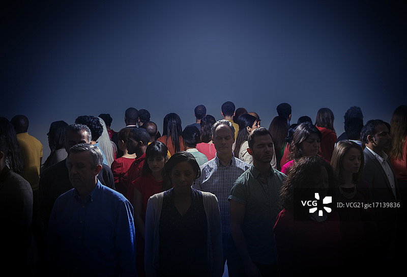 背对着强光的人群图片素材