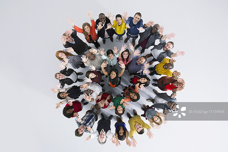 充满热情的商人在圈子里图片素材