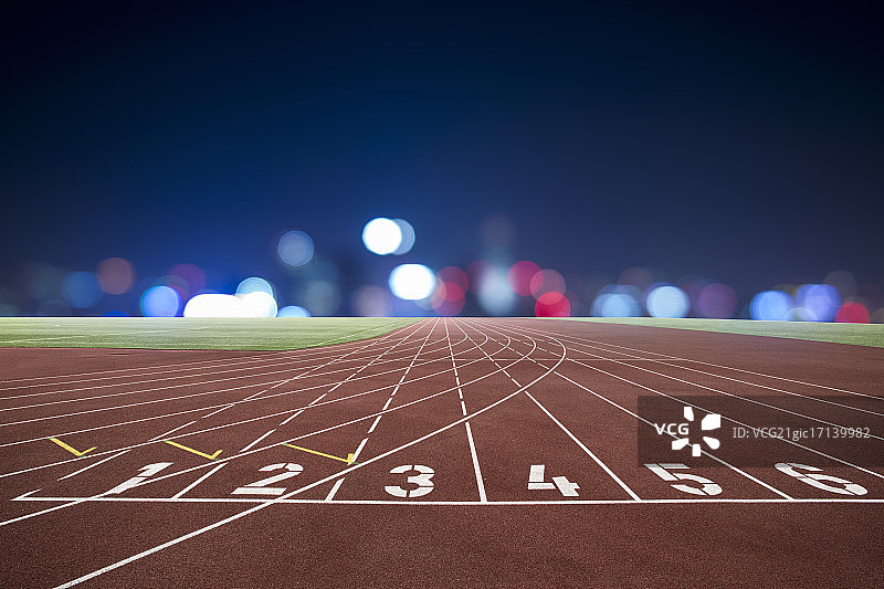 光斑背景的田径赛道图片素材