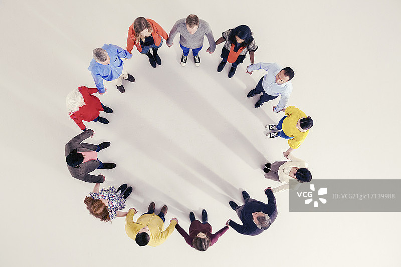 围成一圈的商务人士图片素材