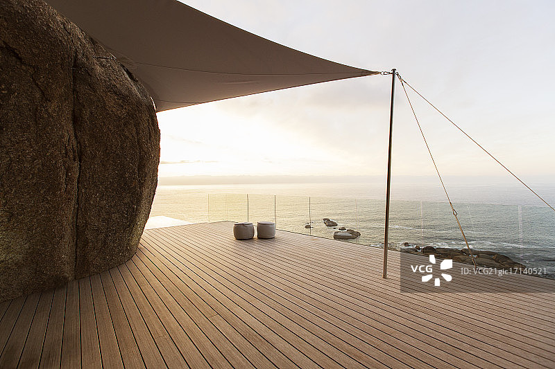 可俯瞰海洋的现代阳台图片素材