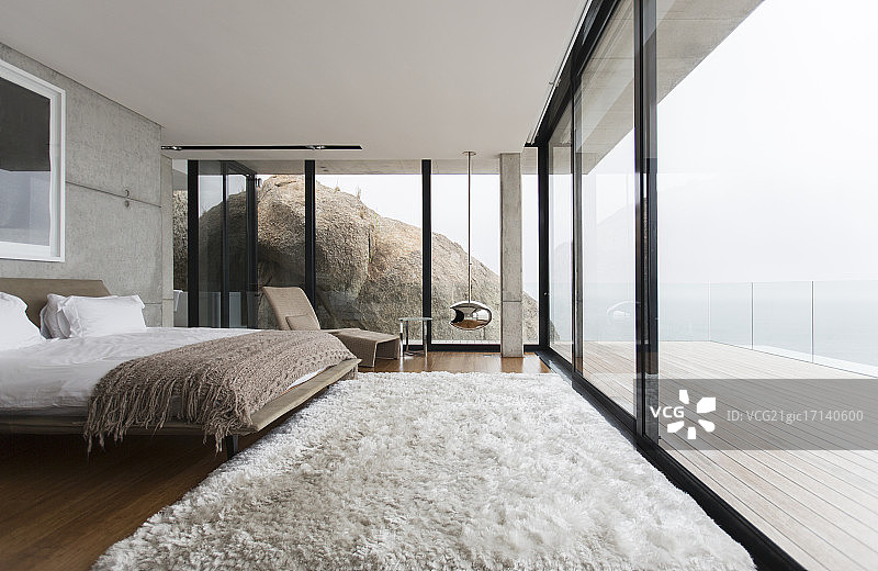 现代卧室的毛绒地毯和玻璃墙图片素材